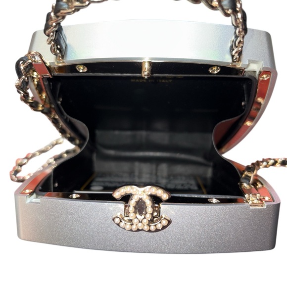 Chanel White and Pink Heart Motif Clutch - Picture 4 of 7